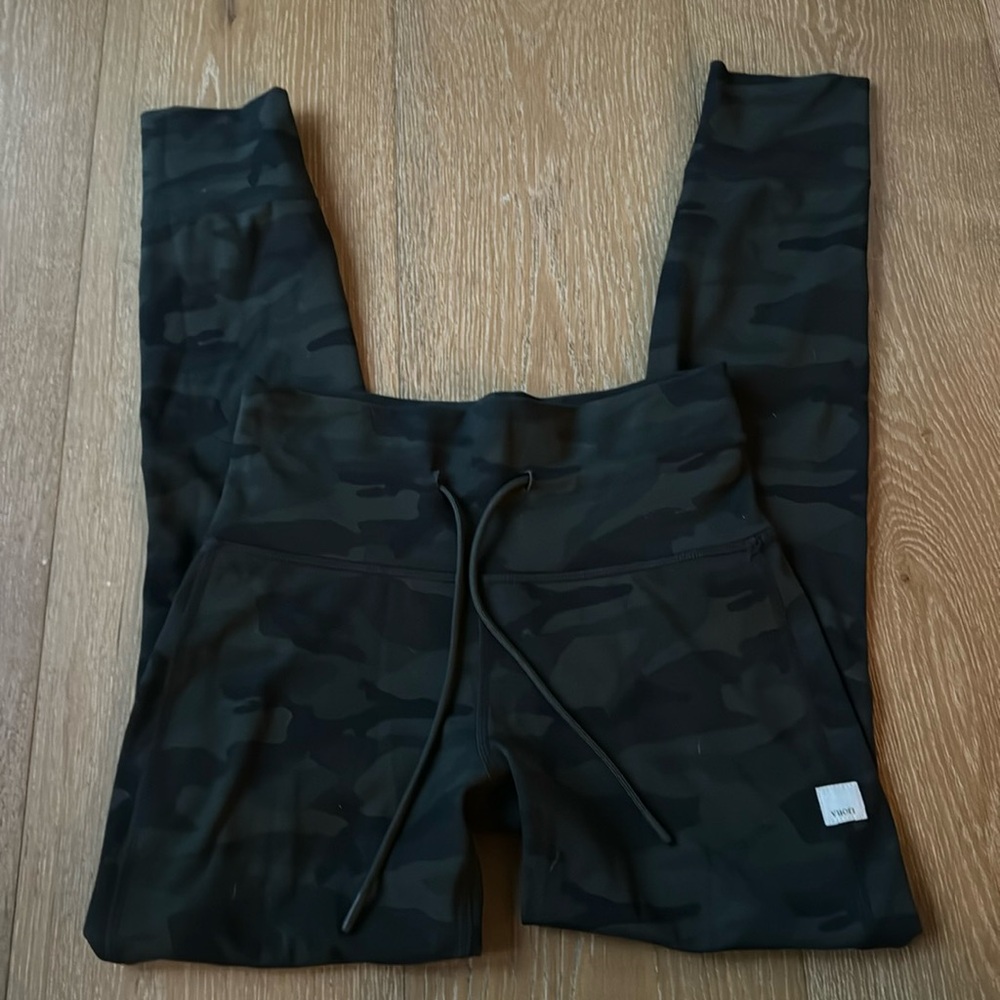 Vuori camo daily legging with drawstring band. Size XS